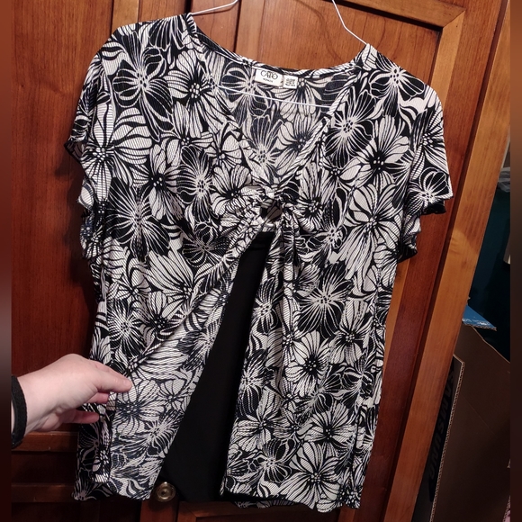 Women's black and white floral blouse - Picture 2 of 4